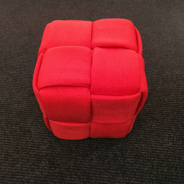 Chaise cube rouge moderne sur sol tapis gris — Photo