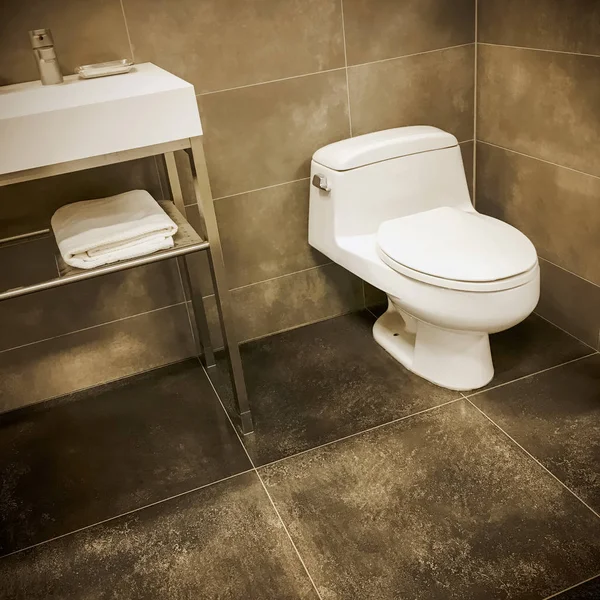 Salle de bain moderne avec lavabo et WC — Photo