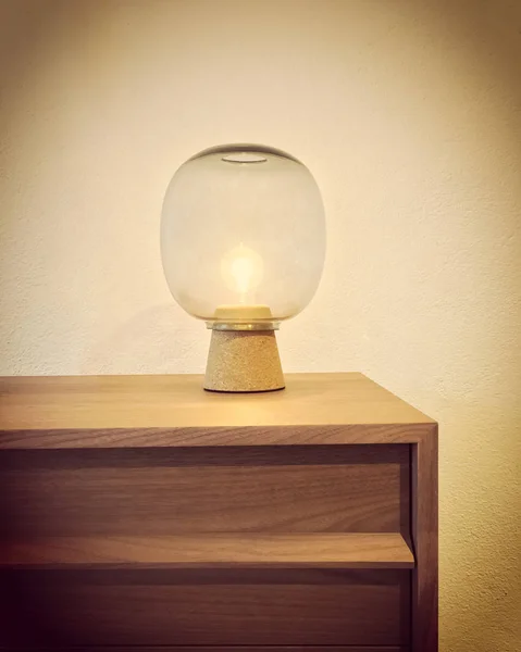 Lámpara de vidrio de estilo retro en una cómoda de madera —  Fotos de Stock