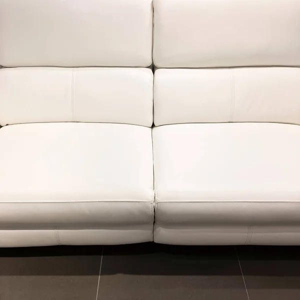 Boş beyaz deri kanepe — Stok fotoğraf