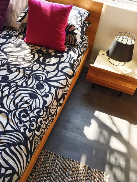 Dormitorio luminoso con diseño contemporáneo — Foto de Stock