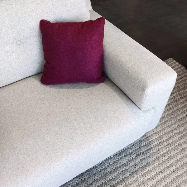 Vit soffa med körsbär röd kudde — Stockfoto