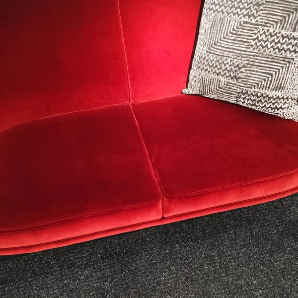 Červená sametová pohovka s šedý dekorativní polštář — Stock fotografie