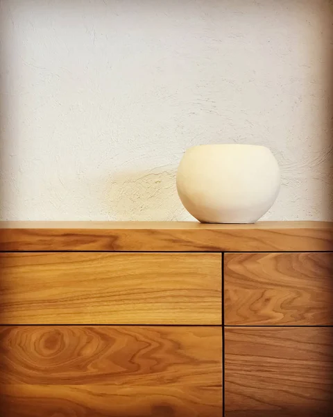 Jarrón de cerámica blanca en una cómoda de madera — Foto de Stock