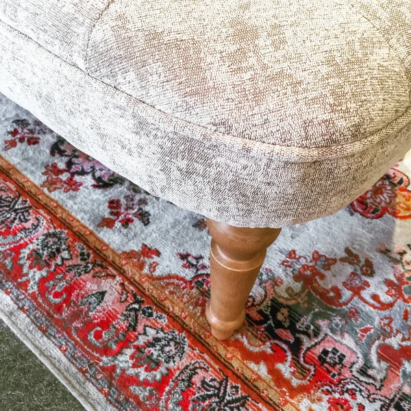 Detail eines luxuriösen Sessels auf einem klassischen Teppich — Stockfoto