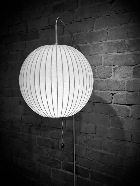 Lâmpada de parede redonda em tons preto e branco — Fotografia de Stock