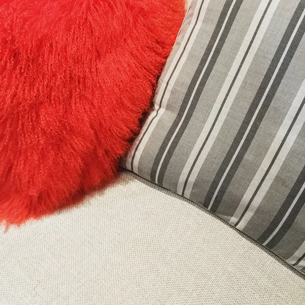 Gros plan sur les coussins décorant un canapé — Photo