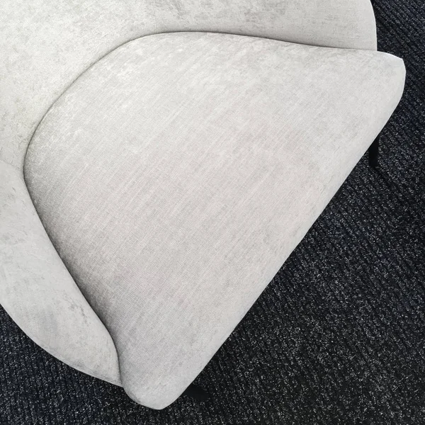 Siège vide d'un fauteuil gris simple — Photo