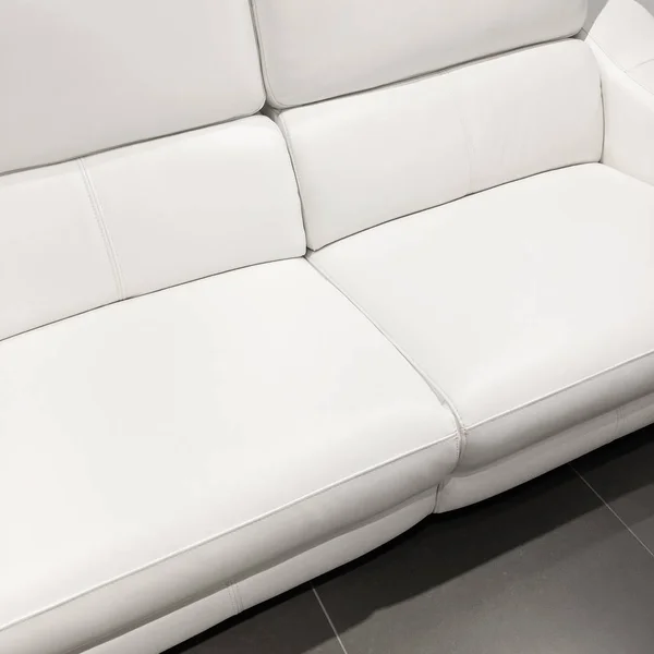 Schönes edles weißes Sofa — Stockfoto