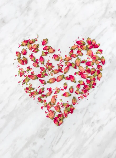 Getrocknete Rosenblüten Herz auf Marmor Hintergrund — Stockfoto