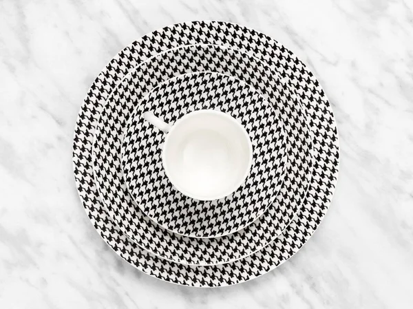 Кофейная чашка с набором тарелок на мраморном фоне — стоковое фото