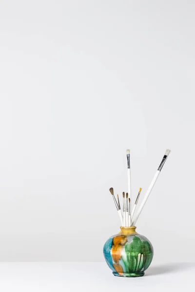 Pincéis em vaso de cerâmica colorida — Fotografia de Stock