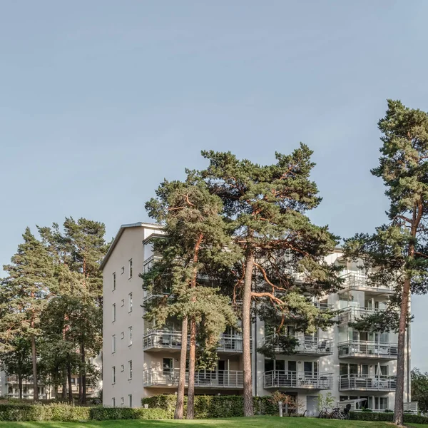 Mänty- ja asuinrakennukset — kuvapankkivalokuva