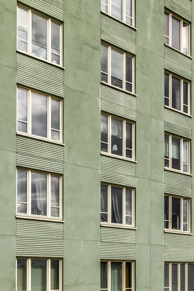 Fenêtres d'un bâtiment vert — Photo