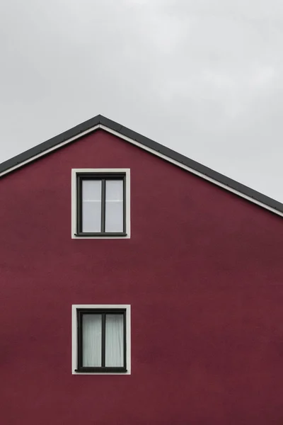 Koyu kırmızı bir evin ön yüzü ve çatısı — Stok fotoğraf