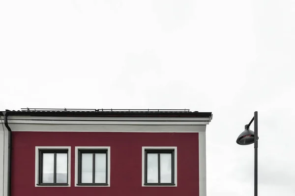 Lampa uliczna w pobliżu nowoczesnego czerwonego budynku — Zdjęcie stockowe