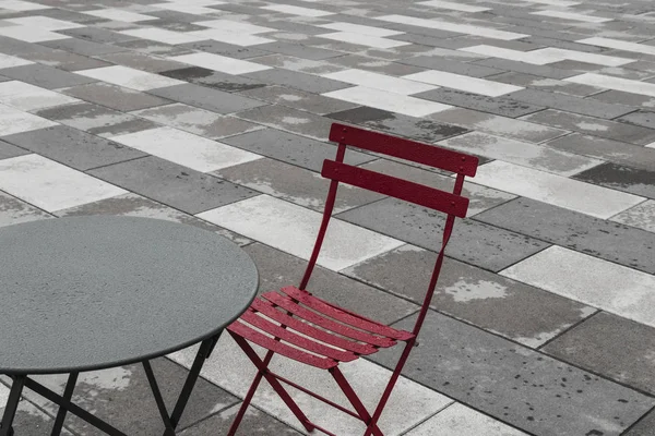 Café extérieur avec chaise rouge et table — Photo