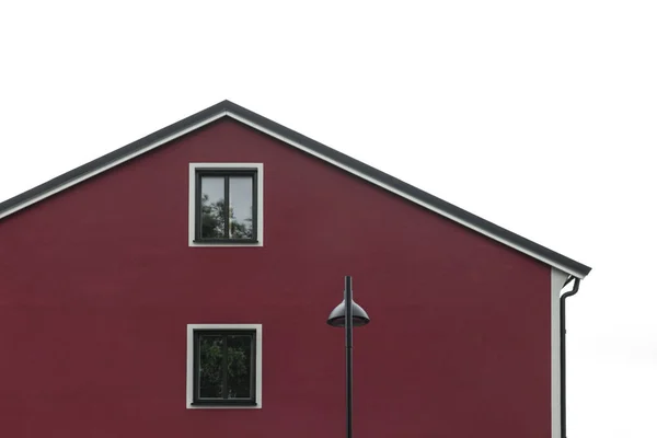 Luz da rua em frente à moderna casa vermelha — Fotografia de Stock