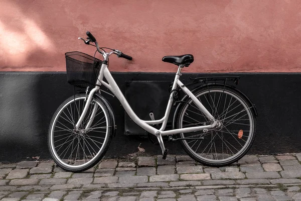 Bicycle near pink and black wall — Stok fotoğraf