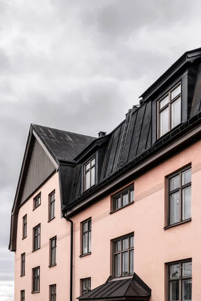 Pastel edifício colorido com telhado preto — Fotografia de Stock