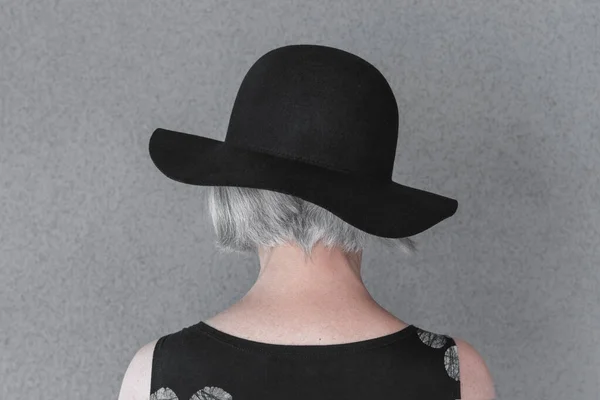 Κομψό Γκρι Μαλλιά Κυρία Φορώντας Μαύρο Καπέλο Και Μαύρο Φόρεμα — Φωτογραφία Αρχείου
