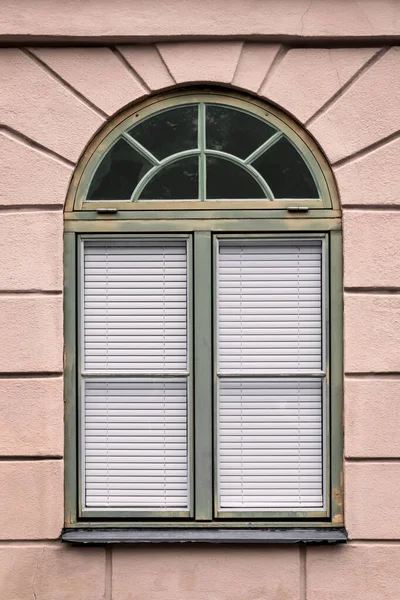 Pinkfarbenes Gebäude Mit Einem Abgerundeten Grünen Fenster Europäische Stadt — Stockfoto