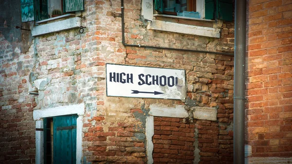 Ulica znak do liceum — Zdjęcie stockowe