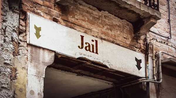 Уличный знак к тюрьме — стоковое фото