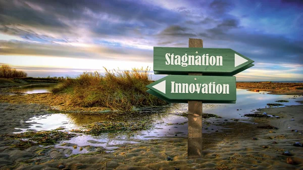 Inovação de sinal de rua versus estagnação — Fotografia de Stock