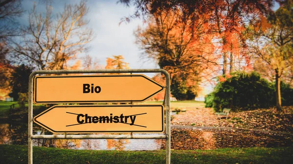 Уличный знак "Био против химии" — стоковое фото