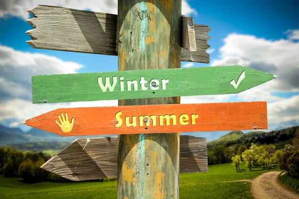Straatnaambord naar winter versus zomer — Stockfoto