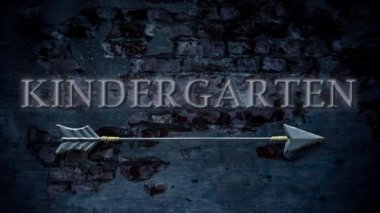 Anaokuluna giden yol sokak tabelasından geçiyor.