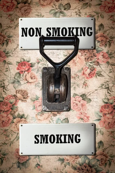 Sinal de rua Fumar versus Não Fumar — Fotografia de Stock