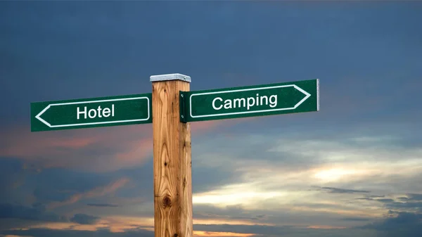 Gatuskylt till Camping kontra hotell — Stockfoto