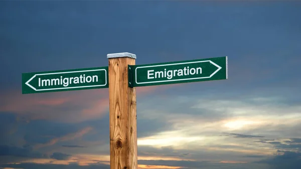 Street Sign Emigración versus Inmigración — Foto de Stock