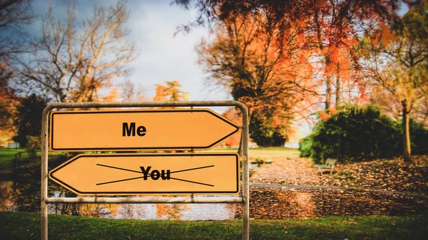 Straßenschild mich gegen dich — Stockfoto