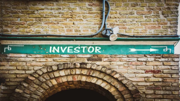 Straßenschild an Investor — Stockfoto