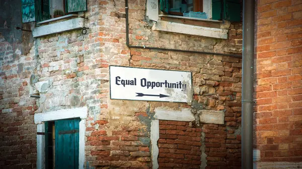 Уличный знак равенства возможностей — стоковое фото