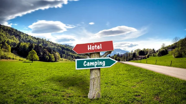 Straßenschild zu camping versus hotel — Stockfoto