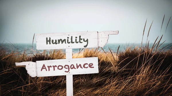 Sinal de rua para humildade versus arrogância — Fotografia de Stock