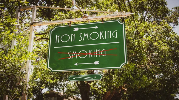 Вуличний знак Куріння проти паління — стокове фото