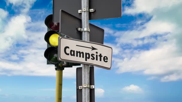 Straßenschild Weist Den Weg Zum Campingplatz — Stockvideo