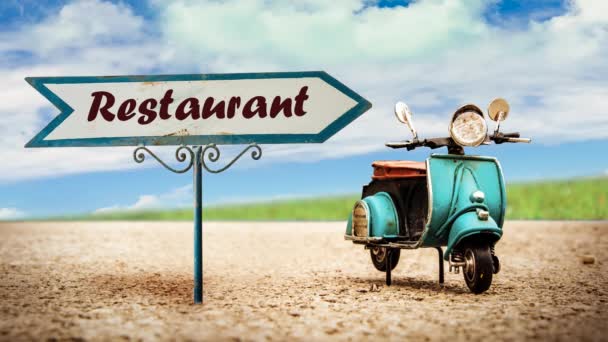Straßenschild Weist Den Weg Zum Restaurant — Stockvideo