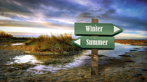 Πινακίδα δρόμου για το καλοκαίρι έναντι χειμώνα — Φωτογραφία Αρχείου