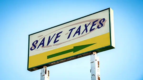 세금을 절약하는 방향에 서명하는 — 스톡 사진