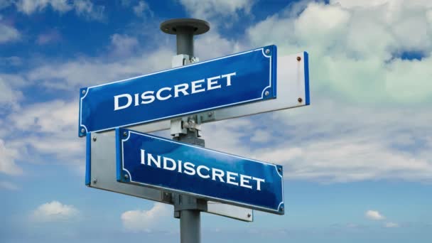 Street Sign Strada Discreto Contro Indiscreto — Video Stock