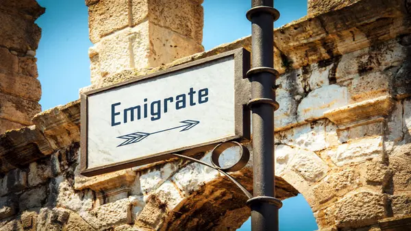 Street Sign Direzione Modo Emigrare — Foto Stock