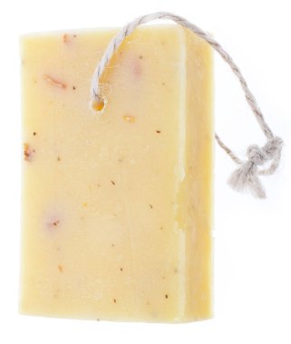 Beyaz arka plan üzerinde izole el yapımı papatya sabunu