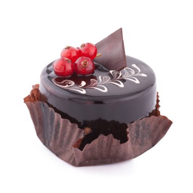Yuvarlak kırmızı kuş üzümü ile çikolatalı sufle kek