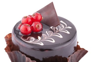 Yuvarlak kırmızı kuş üzümü ile çikolatalı sufle kek